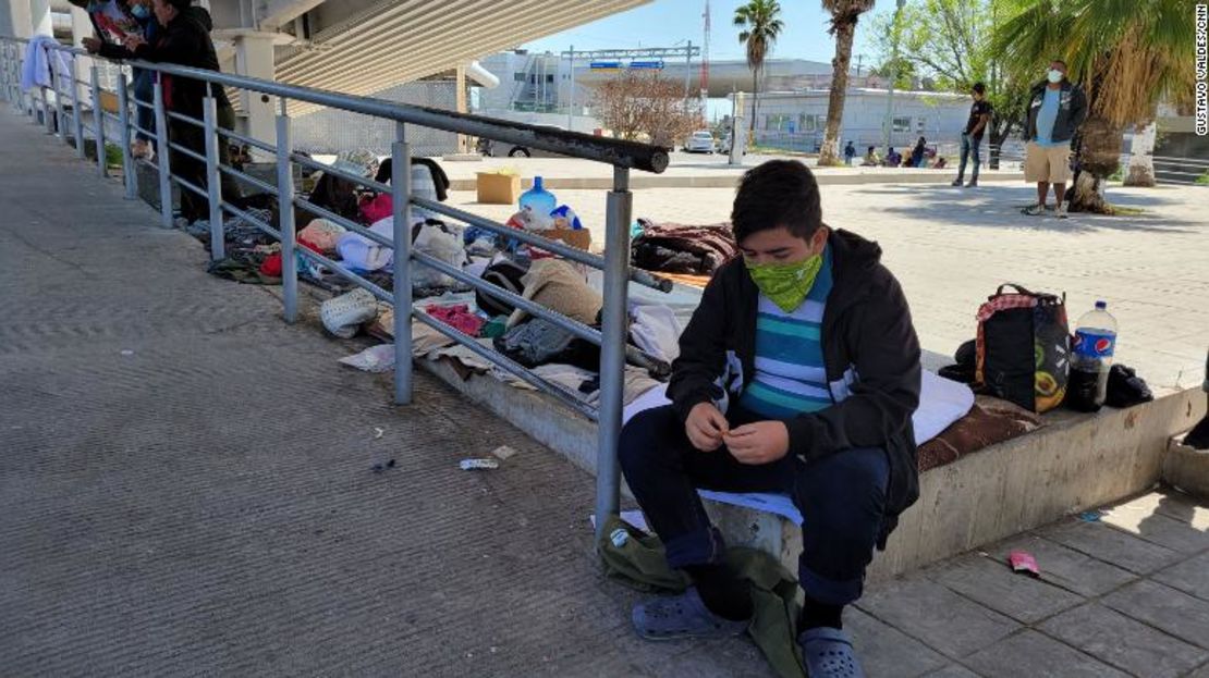 Los migrantes deportados se reunieron debajo de un puente en la frontera, pero luego las autoridades les ordenaron que se fueran.