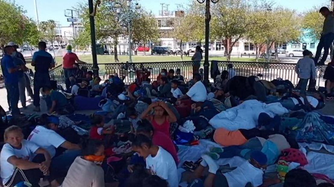 Un quiosco en Reynosa, México, está lleno de migrantes después de que las autoridades les ordenaran que se alejaran de un puente junto a la frontera.