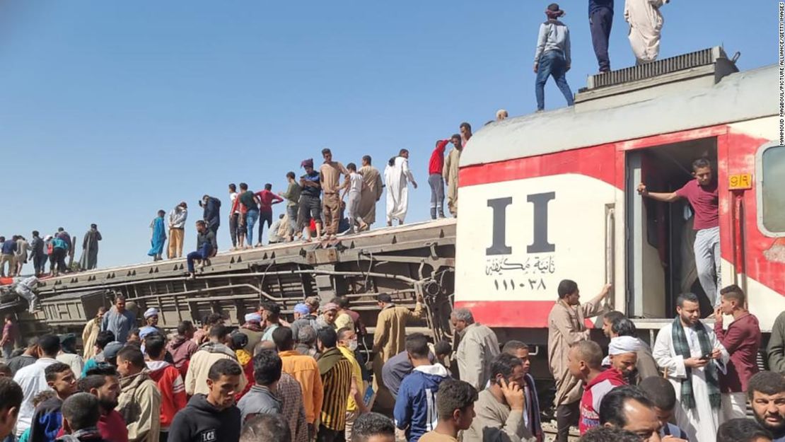 Los vagones dañados tras el choque entre los trenes de pasajeros cerca de Tahta.