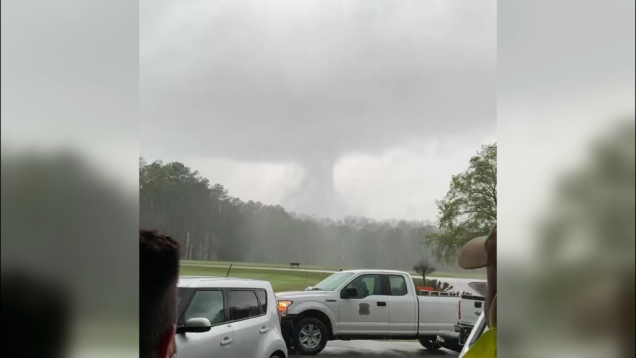 CNNE 971213 - video registra como avanza un tornado en alabama