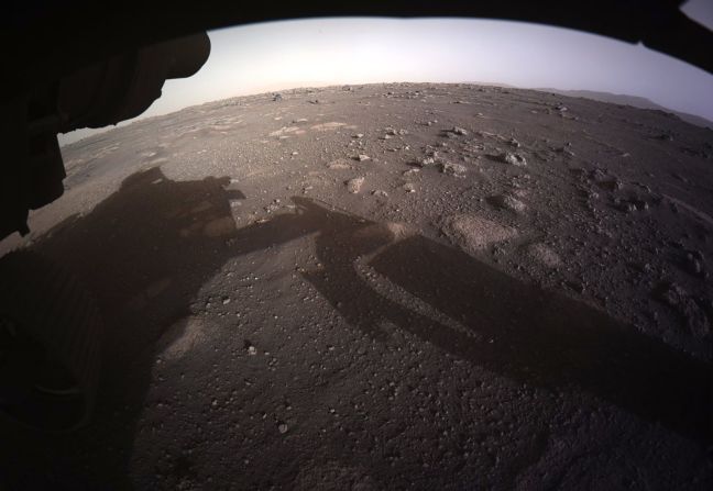 Esta es la primera imagen en color que el rover Perseverance envió en la superficie de Marte. Algunas rocas esparcidas alrededor del sitio de aterrizaje en el cráter Jezero se alcanzan a observar.