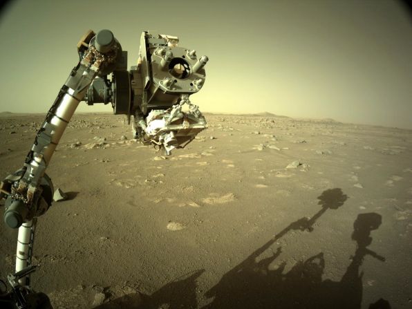 El público escogió esta imagen como la mejor de la cuarta semana, del 7 al 13 de marzo de 2021, de la misión del rover Perseverance en Marte. La foto se tomó con la cámara de navegación derecha integrada del vehículo, que se encuentra en lo alto del mástil.