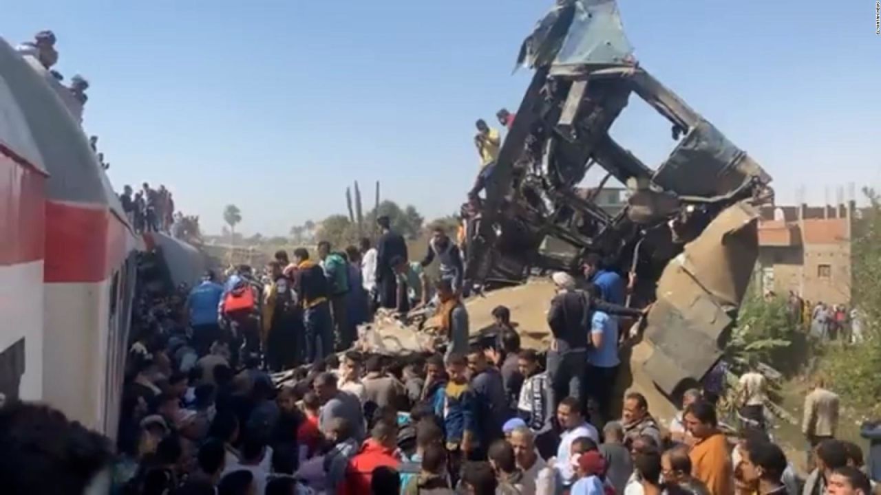 CNNE 971360 - dramaticos videos del choque de dos trenes en egipto