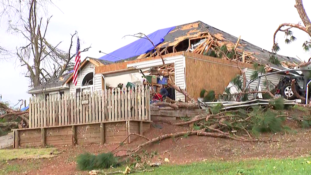 CNNE 971412 - familia de puertorriqueno sobrevive tornado en su sotano