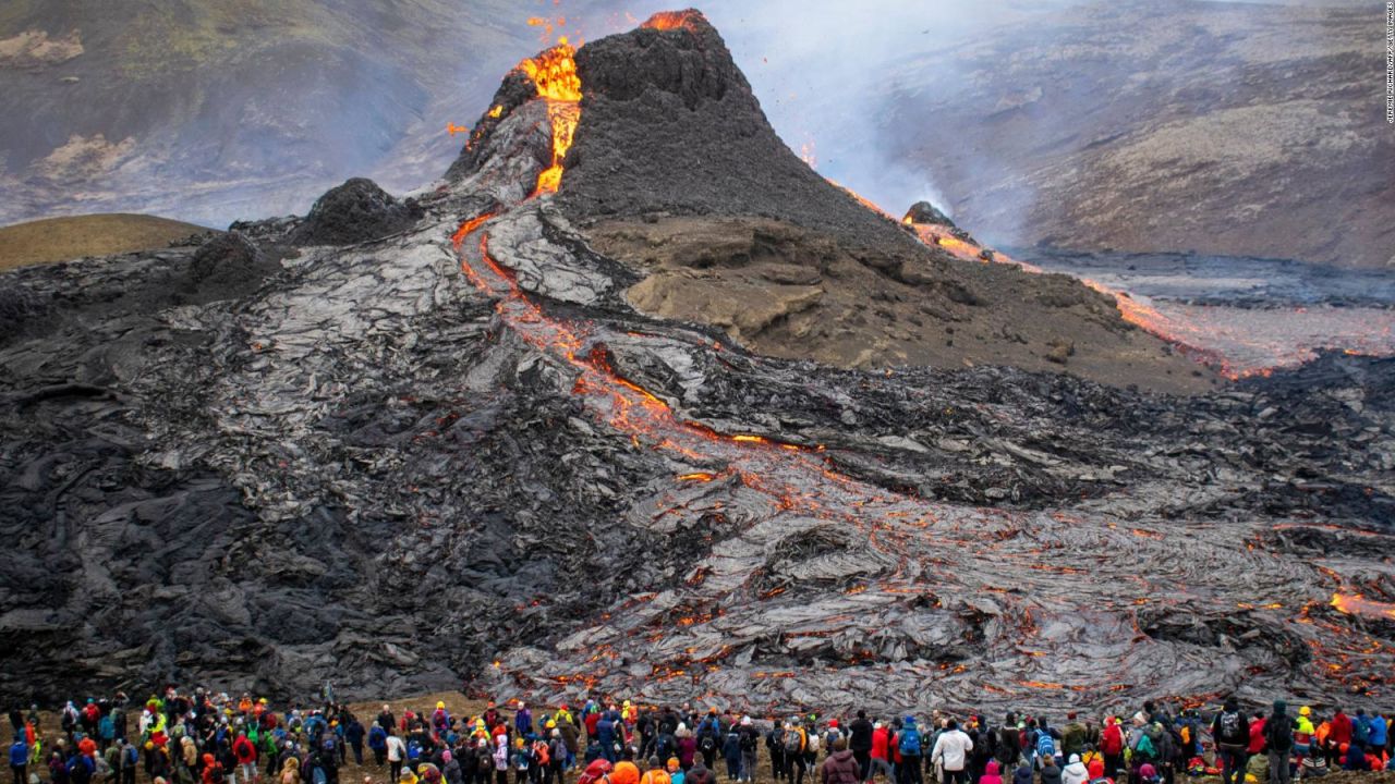 CNNE 971535 - turismo volcanico- la nueva y candente atraccion en islandia