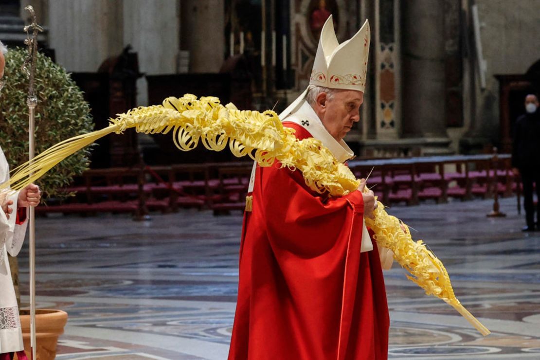 El papa Francisco en la misa del Domingo de Ramos en la Basílica de San Pedro el 28 de marzo de 2021 en el Vaticano, en medio de la pandemia de coronavirus. Crédito: GIUSEPPE LAMI/POOL/AFP via Getty Images