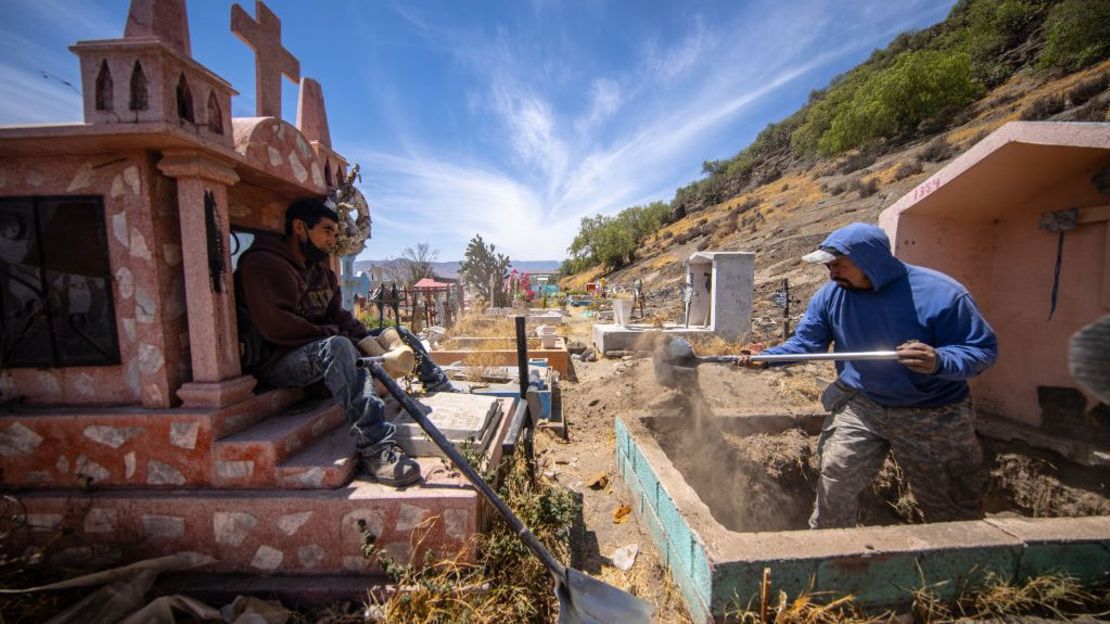 Un sepulturero realiza una exhumación en una tumba para poder ceder el espacio a alguien que haya fallecido recientemente por falta de espacio en el cementerio de San Miguel Xico el 25 de marzo de 2021 en Valle de Chalco , México. Crédito: Hector Vivas / Getty Images