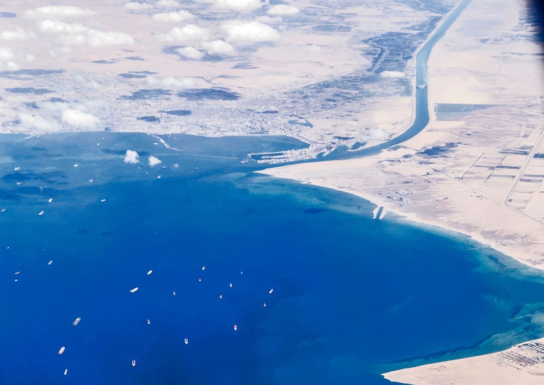 Vista aérea del canal de Suez tomada el 27 de marzo. Actualmente más de 350 barcos esperan pasar por el canal. Crédito: MAHMOUD KHALED/AFP via Getty Images