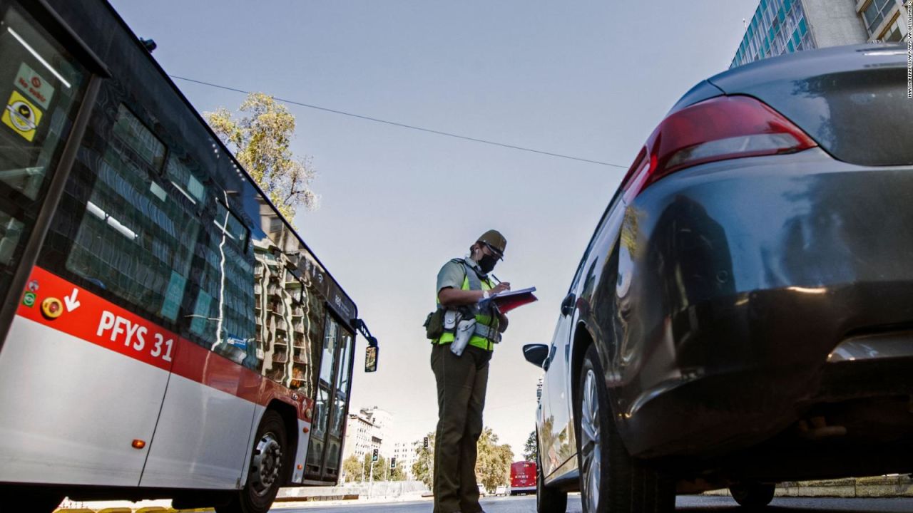 CNNE 971788 - asi vive santiago de chile las nuevas restricciones