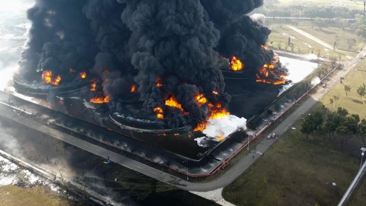 CNNE 971841 - incendio en refineria de indonesia deja heridos