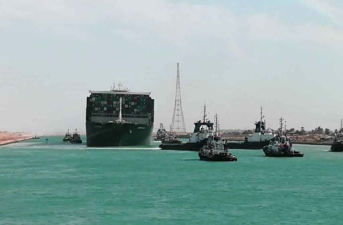 Remolcadores acompañan al buque portacontenedores Ever Given mientras avanza por el canal el lunes 29 de marzo.