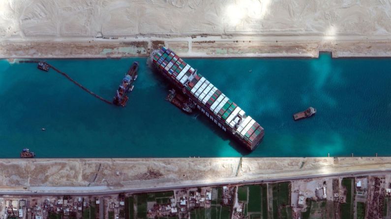Esta imagen satelital muestra cómo el barco estaba atascado en el canal de Suez el domingo.