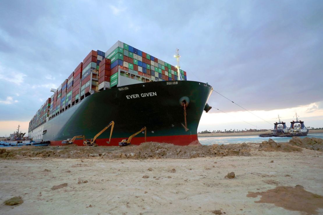 Remolcadores intentan liberar el barco el domingo.