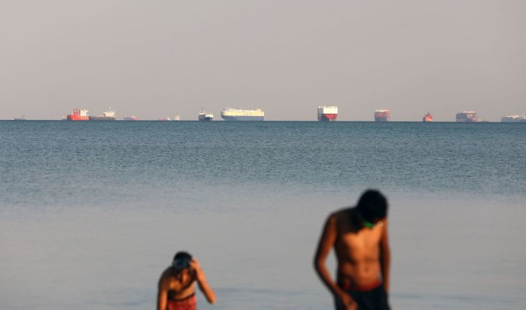Barcos permanecían anclados fuera del canal de Suez en Egipto el jueves. Las embarcaciones no podían pasar ya que el Ever Given bloqueaba la ruta.