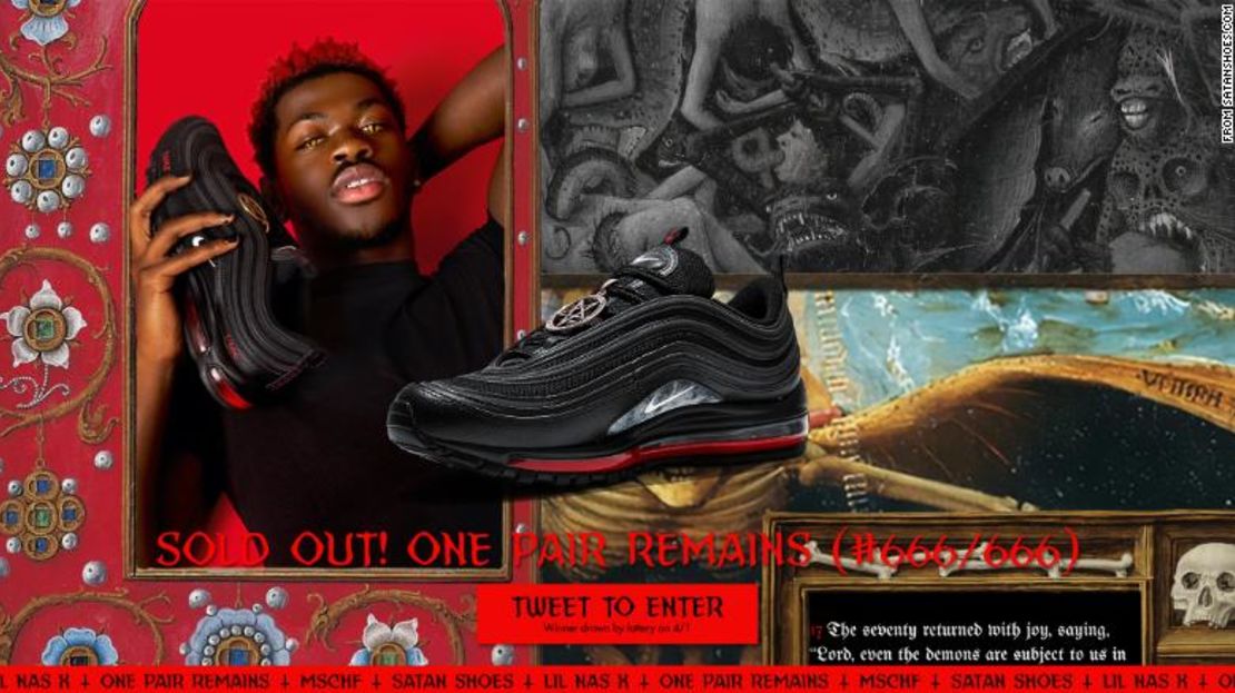 Una captura de pantalla de Satanshoes.com muestra a Lil Nas X sosteniendo uno de los zapatos modificados.