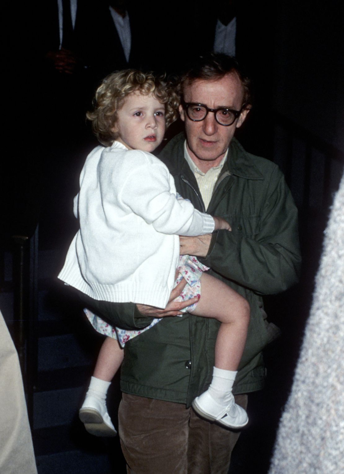 Woody Allen y Dylan O'Sullivan Farrow en su apartamento en la ciudad de Nueva York, el 2 de mayo de 1989.