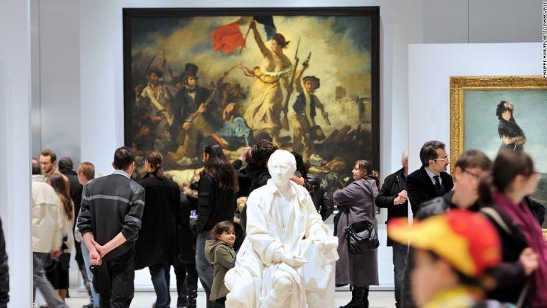 La libertad guiando al pueblo, Eugène Delacroix (1830) — Este cuadro ubicado en el salón del Romanticismo llegó al Louvre en 1874 proveniente del Museo de Luxemburgo. Representa la revolución del 28 de julio 1830 en la que el pueblo de París se levanta contra el rey Carlos X de Francia.