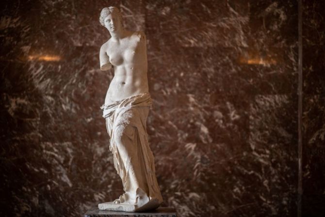 Venus de Milo, (150-125 aC) — También conocida como Afrodita, esta estatua fue descubierta en 1820 y es una de las obras más importantes del periodo helenístico que exhibe el Louvre en el Departamento de antigüedades grecas, etruscas y romanas. Mide 204 centímetros de alto. Perteneció anteriormente a Louis XVII.