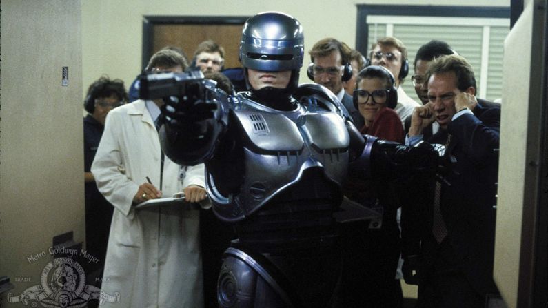 "RoboCop": gravemente herido en el cumplimiento del deber, un agente de policía se transforma en un cyborg experimental que lucha contra el crimen en este clásico de ciencia ficción. (Showtime) Metro-Goldwyn-Mayer Studios Inc.