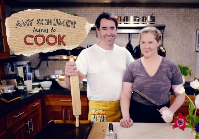 "Amy Schumer aprende a cocinar" Temporada 1: La actriz / comediante y su esposo, el chef Chris Fischer, pasan su tiempo de cuarentena en Martha's Vineyard tratando de ayudarla a aprender a cocinar. (Hulu) Food Network