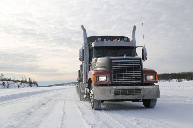 Temporada 1 de "Ice Road Truckers": ¡Sujeta el volante! Este reality presenta a camioneros que cruzan lagos y ríos helados en territorios remotos de Alaska y Canadá, con la intención de hacer su trabajo a pesar del peligro. (Amazon Prime) Producciones originales