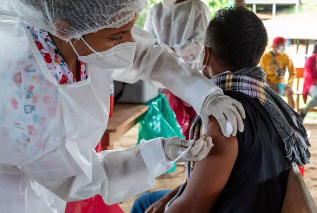 Un miembro de la comunidad indígena de Santa Sofía es inoculado con la vacuna CoronaVac -desarrollada por el laboratorio Sinovac de China- contra el covid-19, en Leticia, Departamento de Amazonas, Colombia.