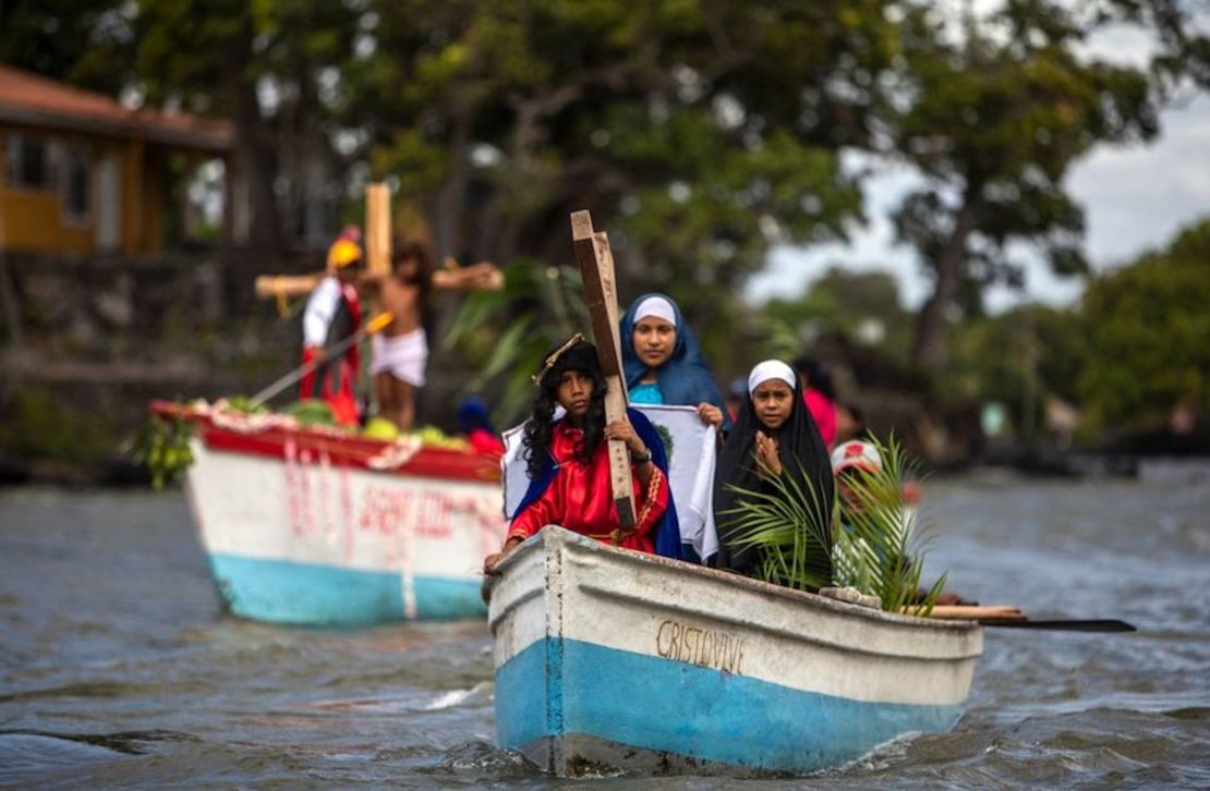 Fieles católicos participan en la recreación acuática del Vía Crucis en el lago Cocibolca, o lago de Nicaragua, en Granada, a unos 48 km al sureste de Managua, el 29 de marzo de 2021, en medio de las celebraciones de la Semana Santa.