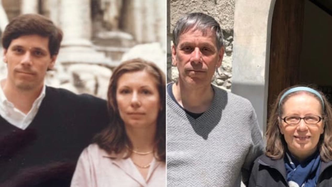 Los Barretts visitan regularmente Italia. En la foto (izquierda) están en la Fontana di Trevi en 1987, y en la derecha en Amantea en 2019.