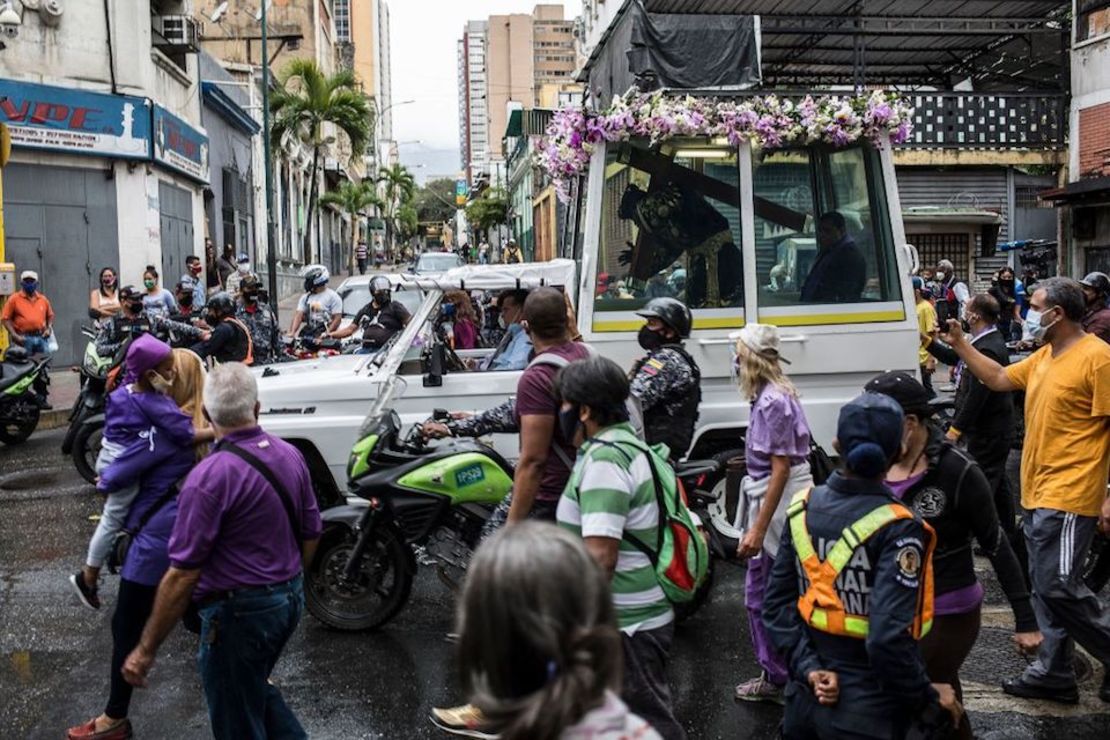 CNNE 973243 - venezuela-religion-holy week-procession-health-virus