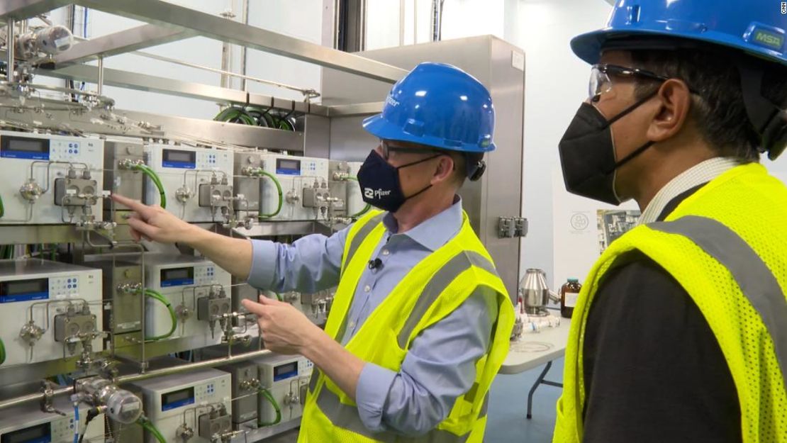 Mike McDermott, presidente de suministro global, a la izquierda, y el Dr. Sanjay Gupta, de CNN, en las instalaciones de producción de Pfizer en Kalamazoo, Michigan.