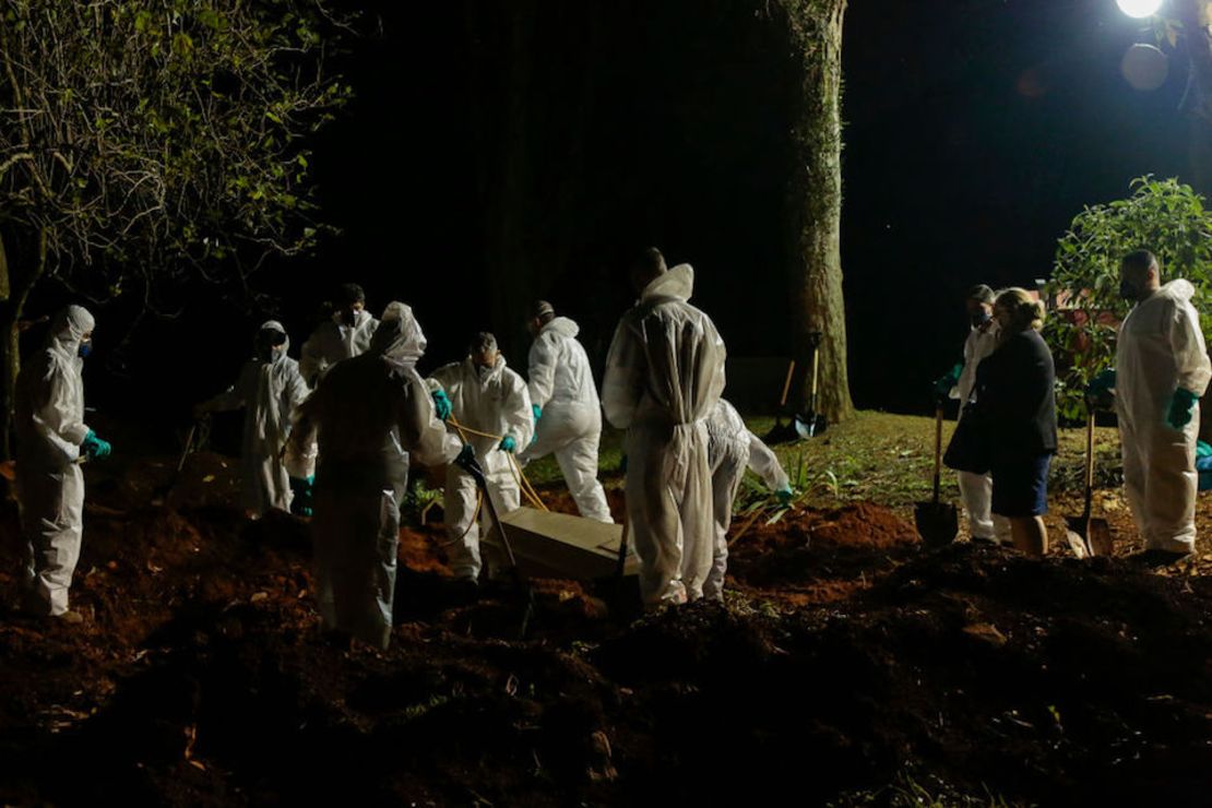 Un ataúd es enterrado en el cementerio de Vila Formosa en Sao Paulo, Brasil, en medio de la pandemia de coronavirus.