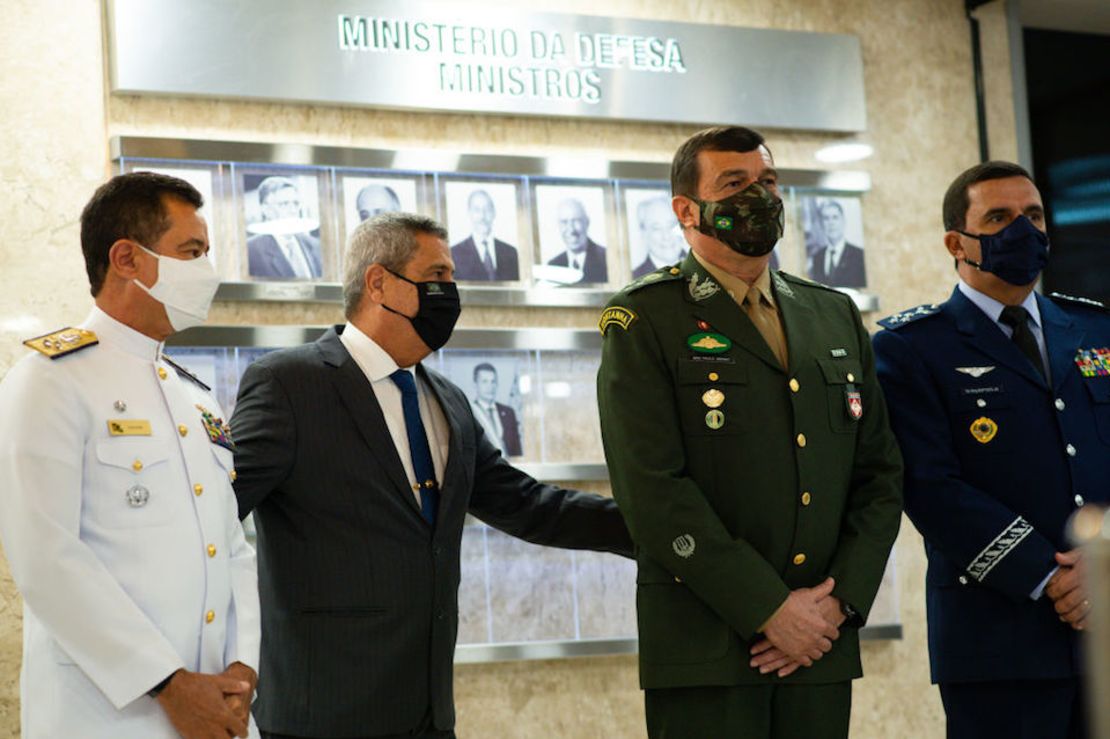 El nuevo comandante de la Armada, el almirante Almir Garnier; el ministro de Defensa, general Walter Souza Braga Neto; el nuevo comandante del Ejército, general Paulo Sergio, y el nuevo comandante de la Fuerza Aérea, brigadier Carlos de Almeida Baptista Jr, durante su presentación.