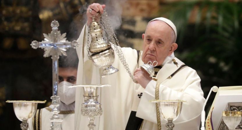Algunas iglesias celebran una misa especial de comunión y pueden tener rituales de lavado de pies. En la imagen, el papa Francisco da la Misa Crismal del Jueves Santo de 2021.