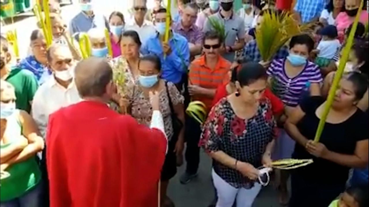 CNNE 973683 - mira como un sacerdote le quita la mascarilla a una feligresa en honduras