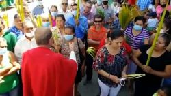 CNNE 973683 - mira como un sacerdote le quita la mascarilla a una feligresa en honduras