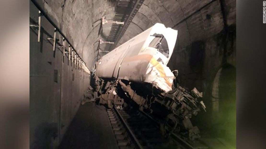 El interior del túnel donde se estrelló el tren el 2 de abril, al norte de Hualien, Taiwán.