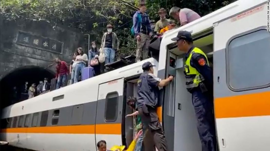 Se ayuda a los pasajeros a bajar del tren en el condado de Hualien, Taiwán, el 2 de abril.