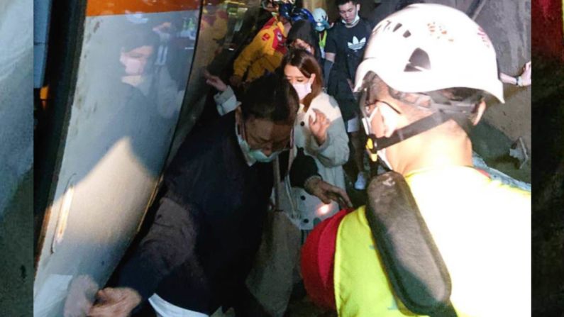 El descarrilamiento pudo haber sido causado por un vagón que se deslizó de una pendiente cerca del túnel y golpeó el tren en movimiento, lo que provocó que varios vagones golpearan la pared del túnel, informó la Agencia Central de Noticias (CNA), administrada por el Gobierno de Taiwán, citando información del Departamento de Bomberos. En esta foto se ve a los pasajeros atravesando el túnel junto con los rescatistas.