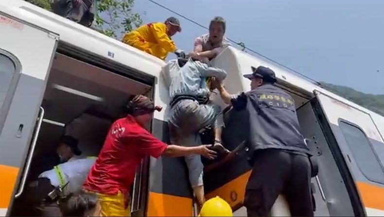 En esta imagen –tomada de un video publicado por hsnews.com.tw– un grupo de gente ayuda a un pasajero a salir del tren descarrilado, cerca de Hualien.