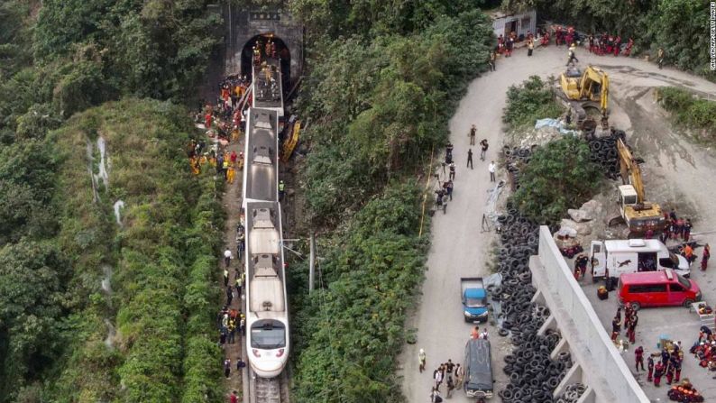 Un tren de pasajeros de ocho vagones, que transportaba a 490 personas, se descarriló en un túnel al norte de Hualien, en el este de Taiwán, dejando al menos 50 muertos y decenas de heridos. Esta vista aérea muestra a los socorristas en el lugar del descarrilamiento, el 2 de abril de 2021.