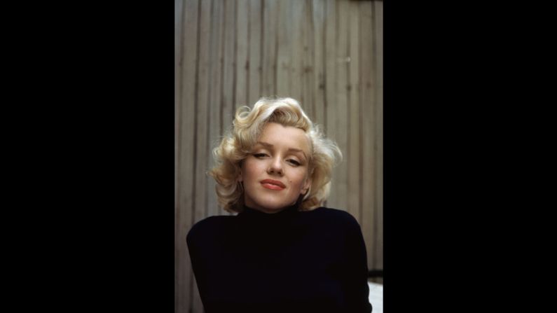A Marilyn Monroe también se le veía con suéter de cuello alto negro en varias ocasiones.