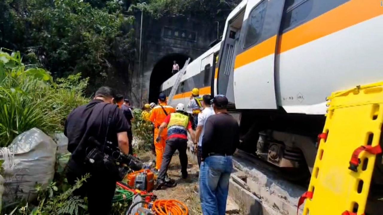 CNNE 973949 - un auto habria causado el accidente en taiwan