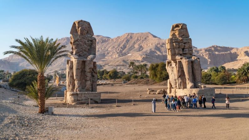 Colosos de Memnón — Las dos estatuas colosales cerca de Luxor representan al faraón Amenhotep III (reinado 1390--53 a. C.). Eran parte del templo mortuorio del faraón, dando a entender lo impresionante que habría sido la estructura completa.