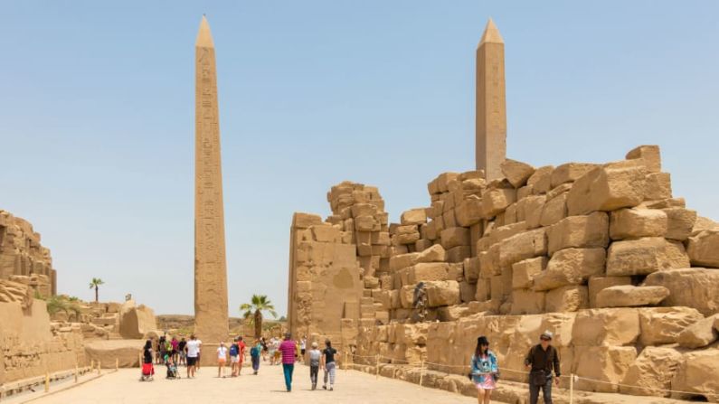 Dos obeliscos en Karnak, Luxor — Uno de los monolitos fue erigido por Tutmosis I (reinado 1493-82 a. C.) y mide 24 metros. El otro es para la reina Hatshepsut, la inscripción indica que se necesitaron siete meses para cortar el obelisco de 30 metros de la cantera.