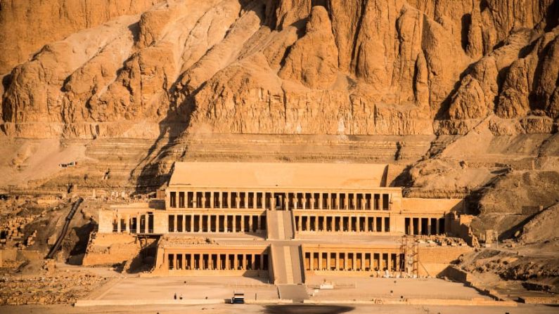 El templo de Hatshepsut — También conocido como Djeser-Djeseru, en Luxor, lo contruyó la reina Hatshepsut (reinado 1473--58 a. C.). Fue una de las monarcas más poderosas del mundo antiguo y era conocida por basar su política exterior en el comercio y no en la guerra.