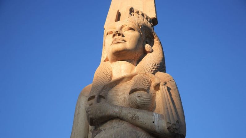 Una estatua de Meritamón — La estatua de piedra caliza se encuentra en Akhmin, cerca de Sohag, y tiene 11 metros de altura. Meritamón era la hija de Ramsés el Grande.