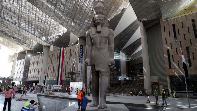 Ramsés II — El coloso de Ramsés II (reinado 1279-13 a. C.) se trasladó al recién construido Gran Museo Egipcio, Giza, en 2019, donde su presencia premonitoria dará la bienvenida a los visitantes cuando ingresen.