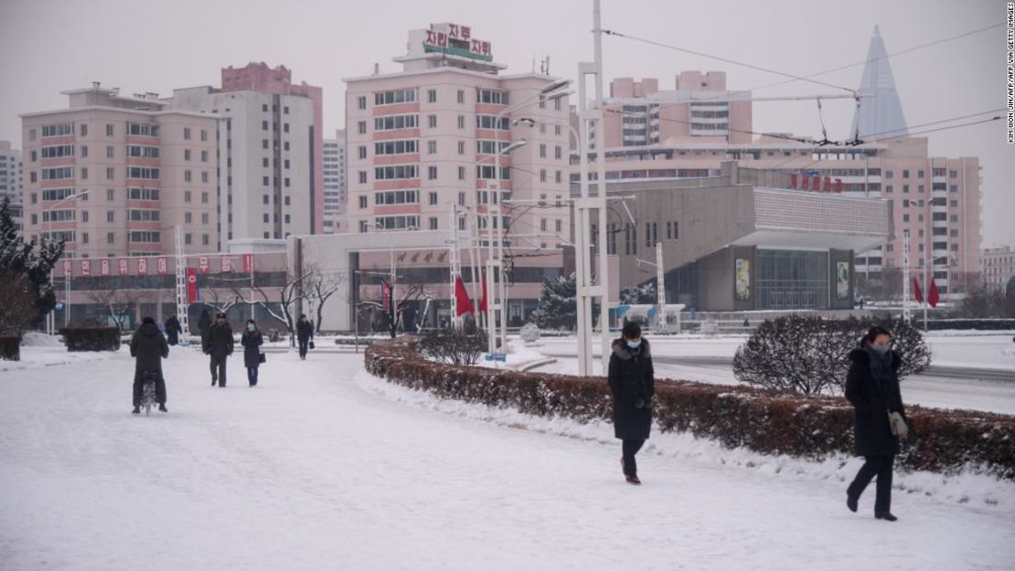 La gente camina por una calle cubierta de nieve cerca del Arco del Triunfo en Pyongyang el 12 de enero.