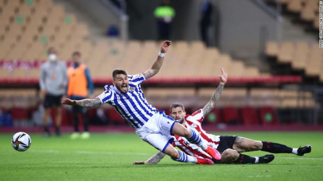 Iñigo Martínez, del Athletic de Bilbao, comete falta a Portu, de la Real Sociedad, lo que lleva a una decisión de penalti y una tarjeta roja que luego fue anulada a amarilla por el VAR durante la final de la Copa del Rey.