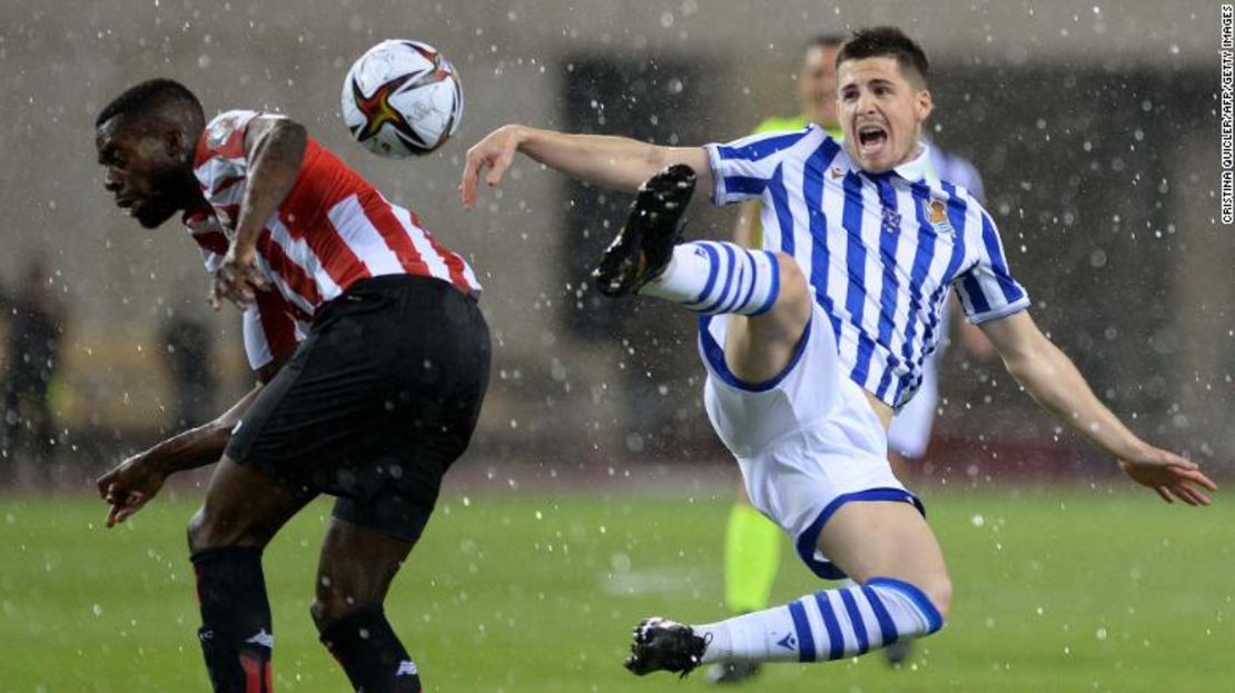 El delantero del Athletic de Bilbao, Iñaki Williams (izquierda), compite por el balón con el centrocampista de la Real Sociedad, Igor Zubeldia, durante la final de la Copa del Rey 2020.